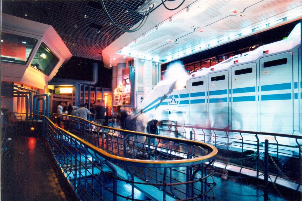 Star_Tours_Queue_Line_facing_Starspeeder.jpg
